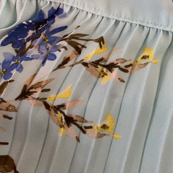 Croft & Barrow blue floral front Pleated top - Picture 7 of 10
